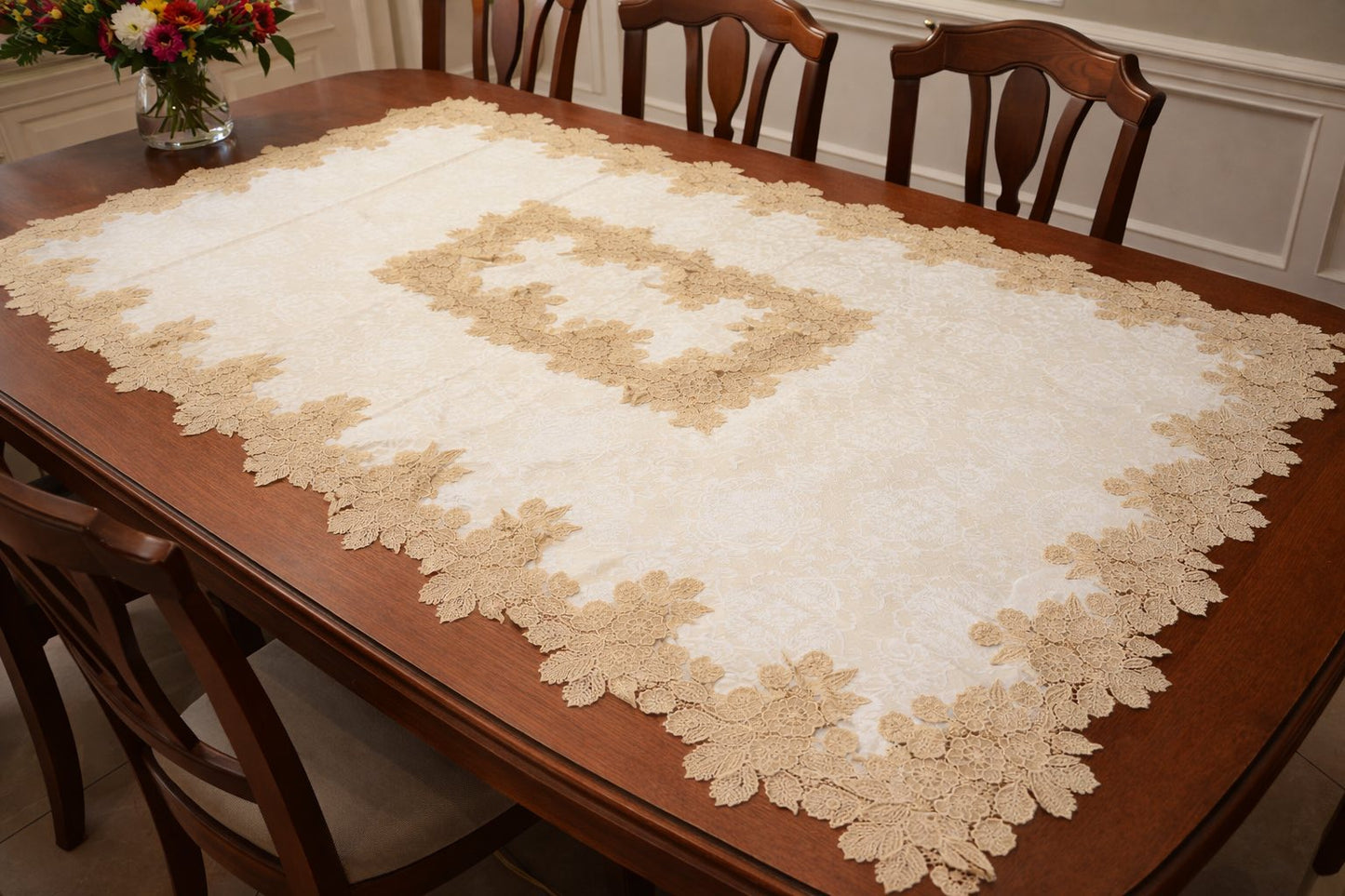 099 Луксозна покривка - каре за за маса .Покривка за маса