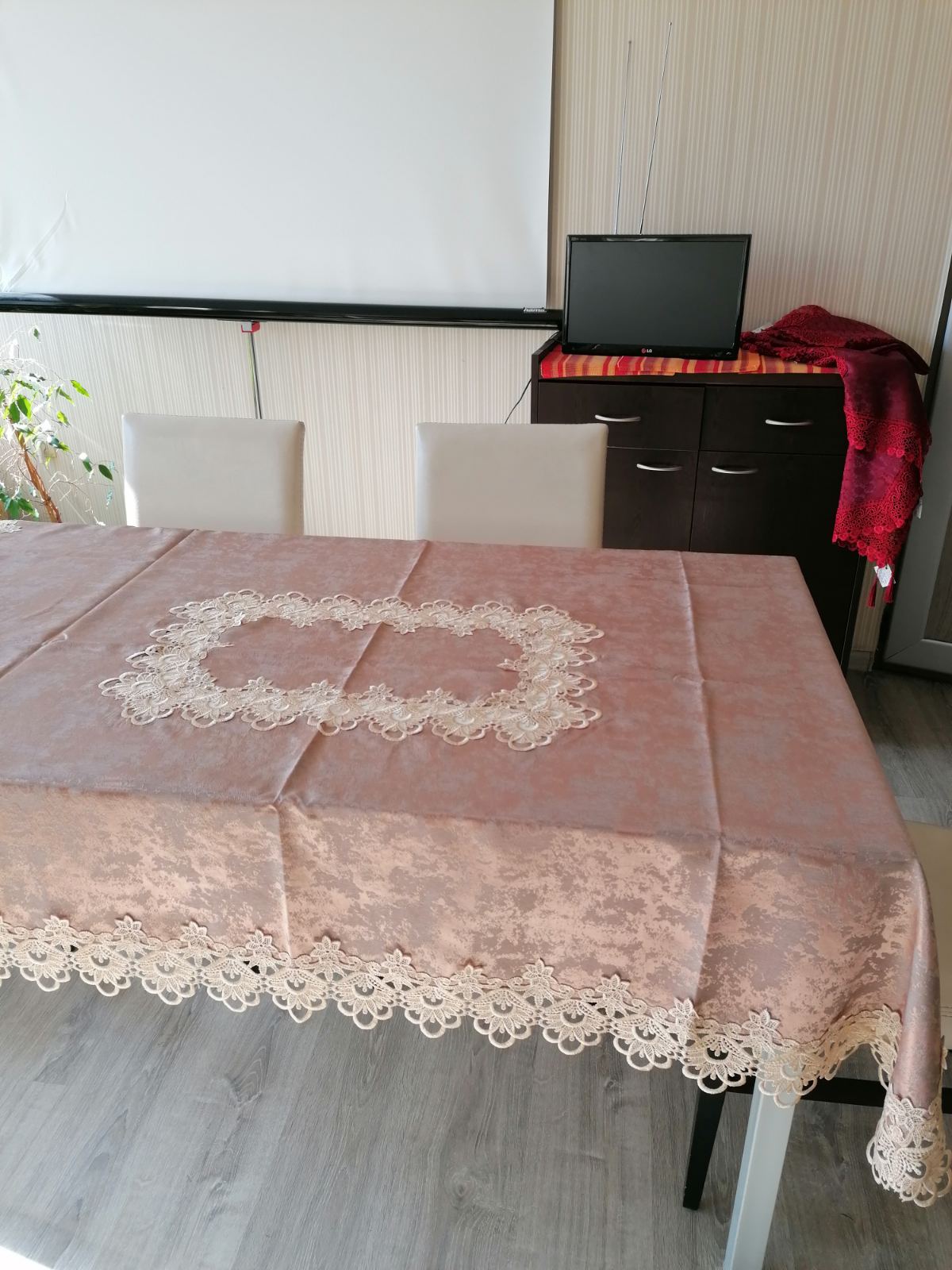053 Луксозна покривка за маса 130/180 Празнична покривка за маса.