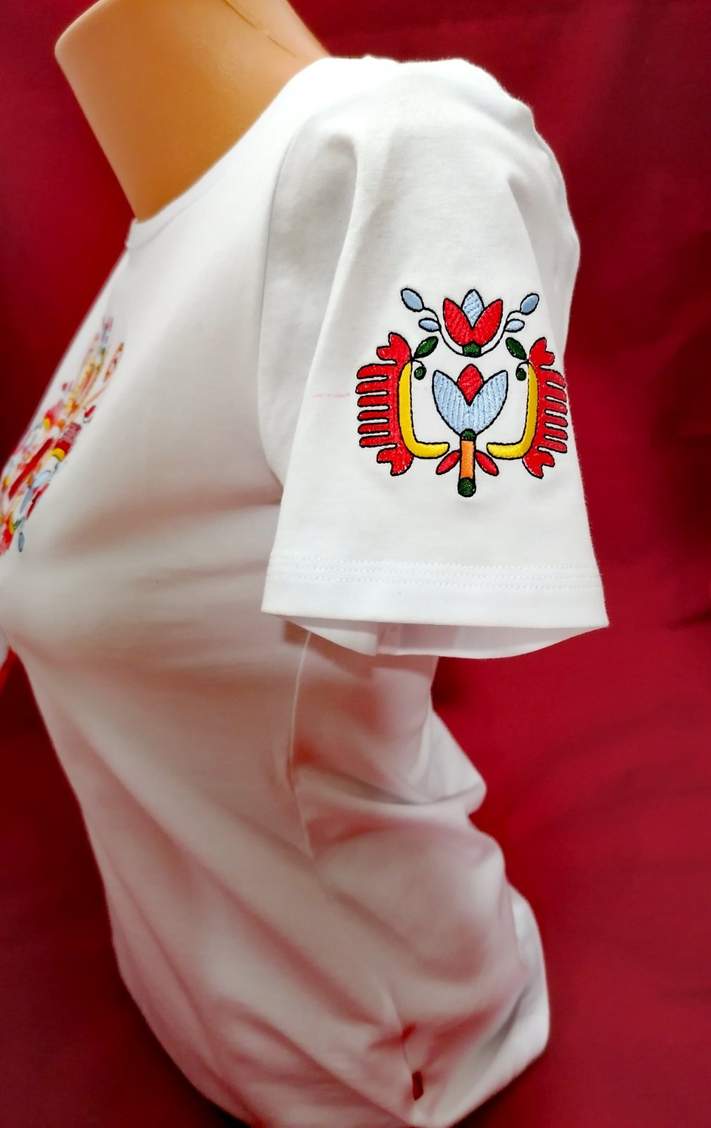 Women's T-shirt with short sleeves - embroidered