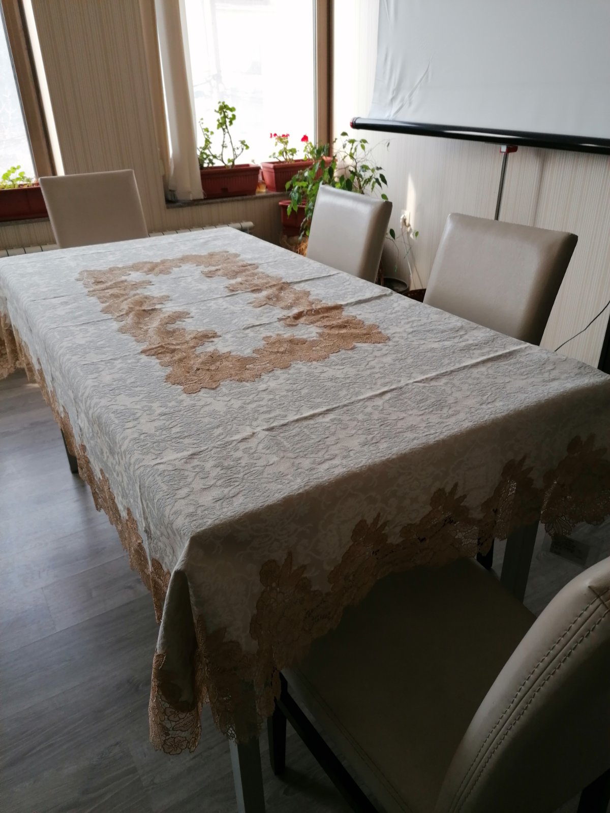 098 Луксозна покривка за маса 130/180