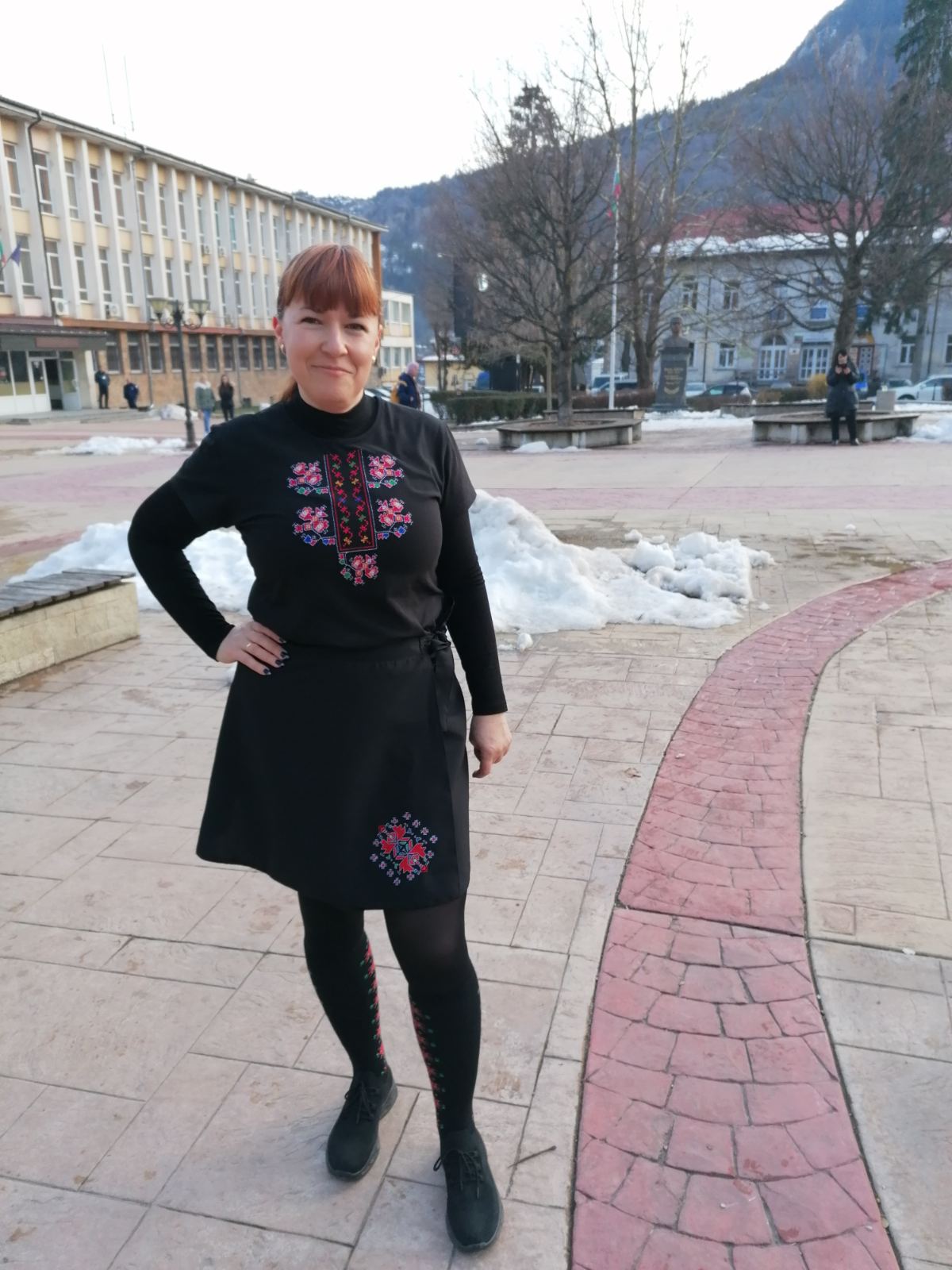 Дамска бяла тениска с габровска шевица - бродирана