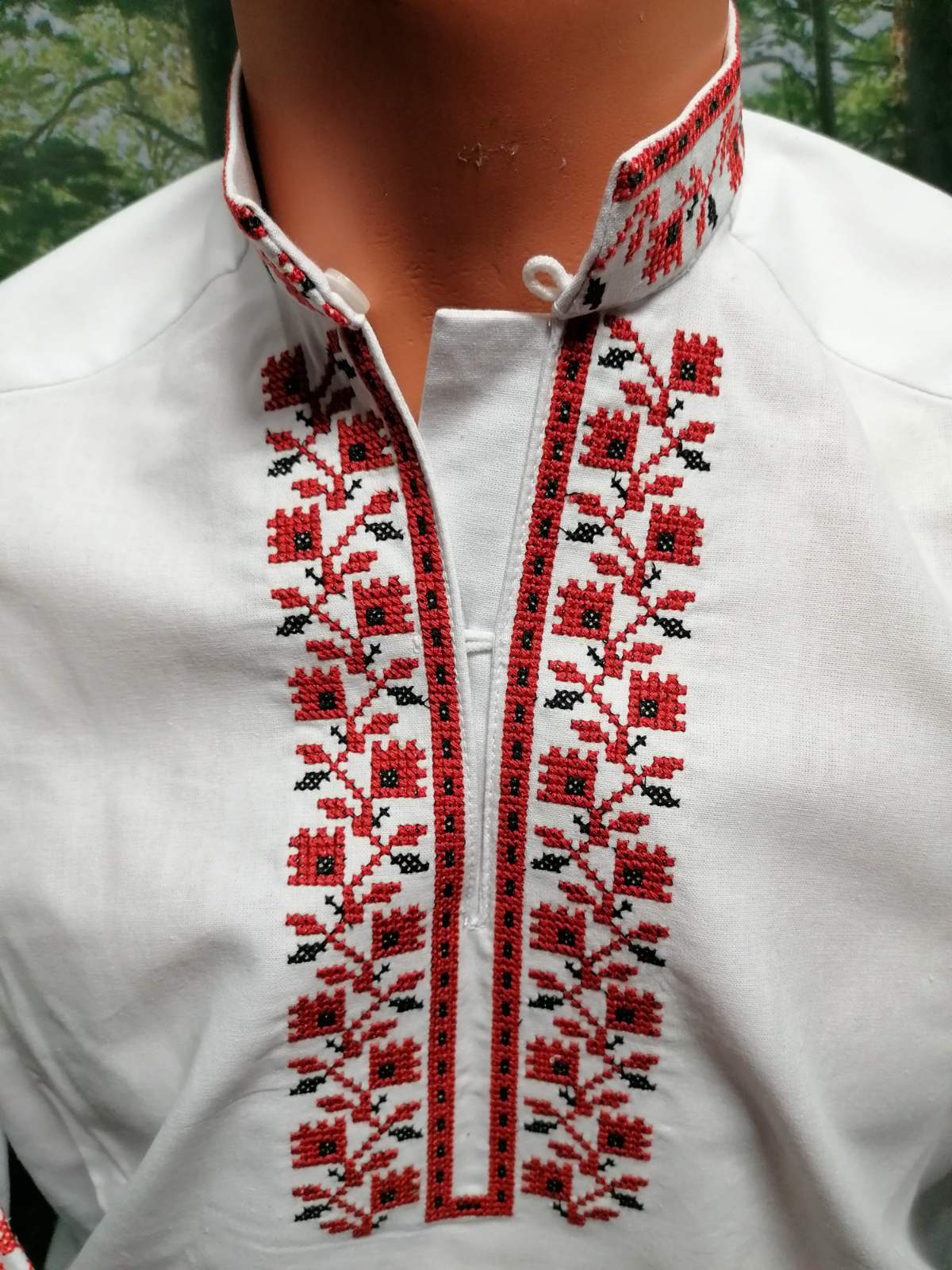 2615 Бяла мъжка бродирана риза