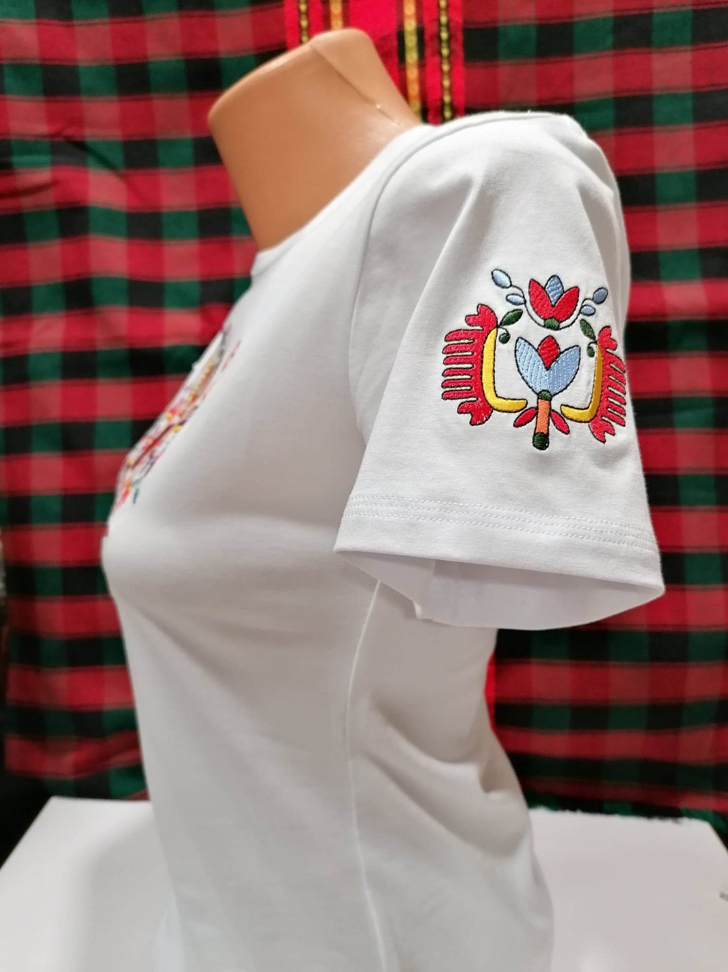 Women's T-shirt with short sleeves - embroidered