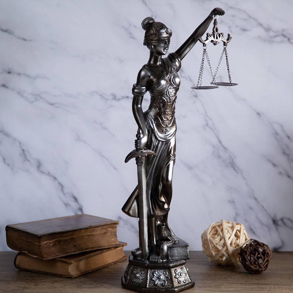 81030253 : Decorative statuette Themis – Justice and Art