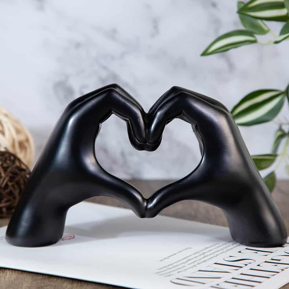 81032287 : Decorative statuette – Expression of tenderness hands