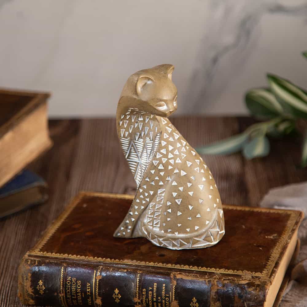 81028018 : Decorative statuette of a sitting cat from the Africa series