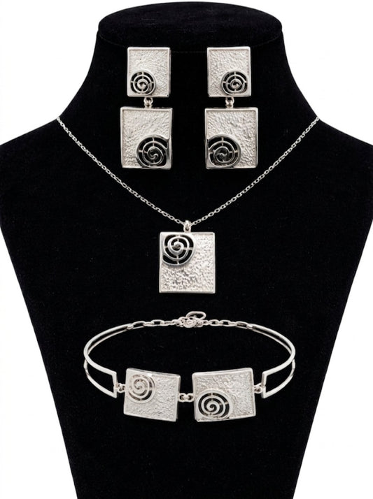 8000673 Сребърна бижутерия от България