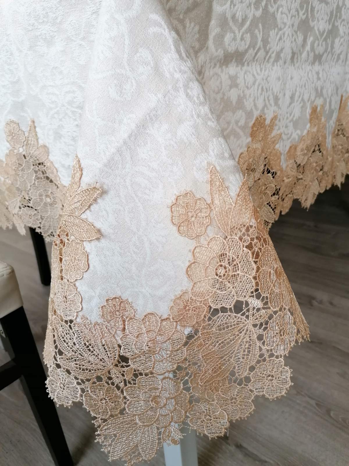 098 Луксозна покривка за маса 130/180