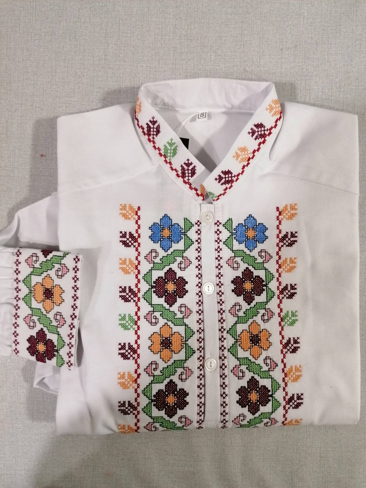 24033 Бяла мъжка бродирана риза