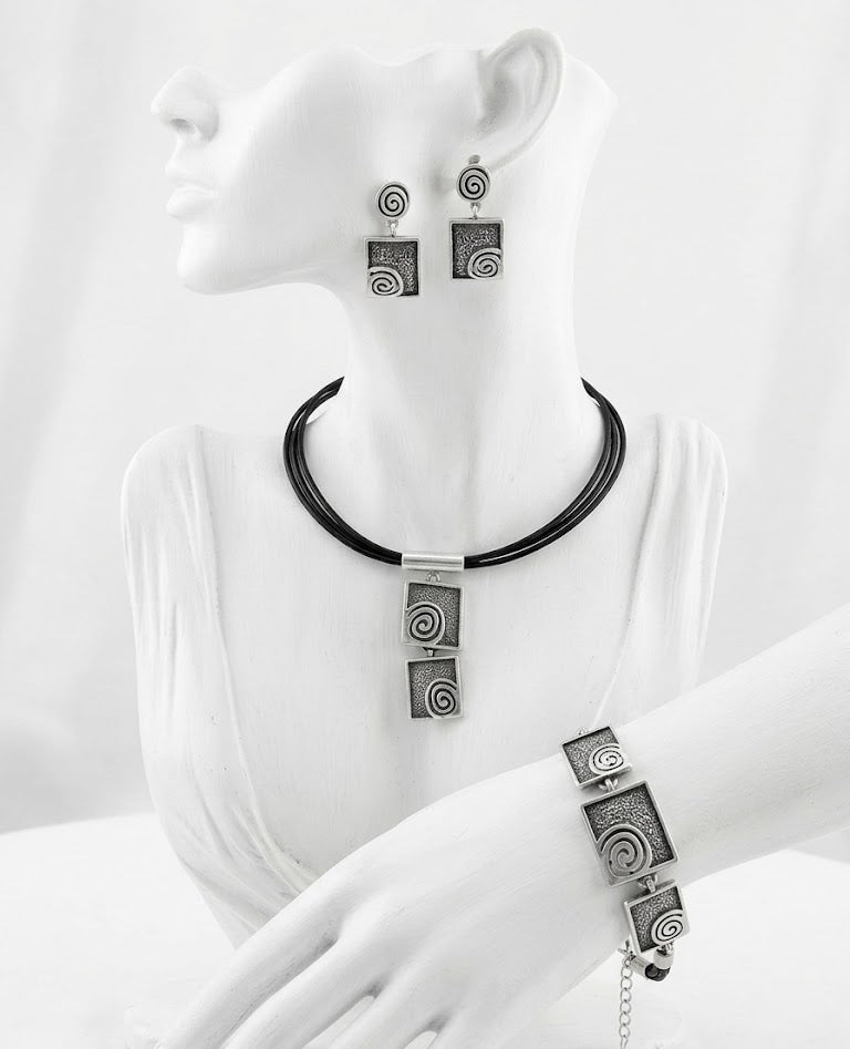 8000672 Сребърна бижутерия от България