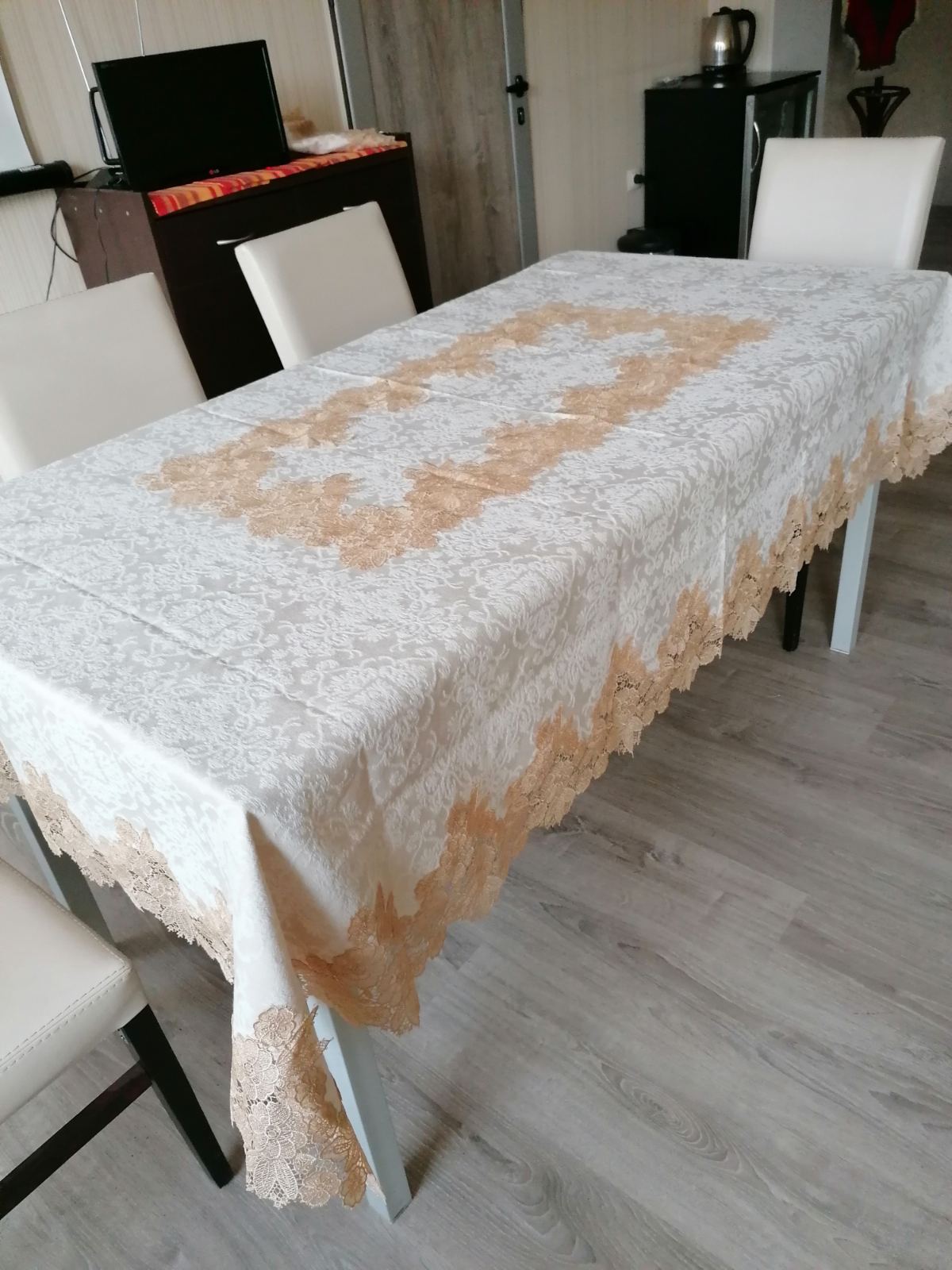 098 Луксозна покривка за маса 130/180