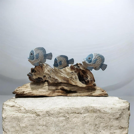 7105241 Дървен сувенир- риби 3-ка върху дънер.