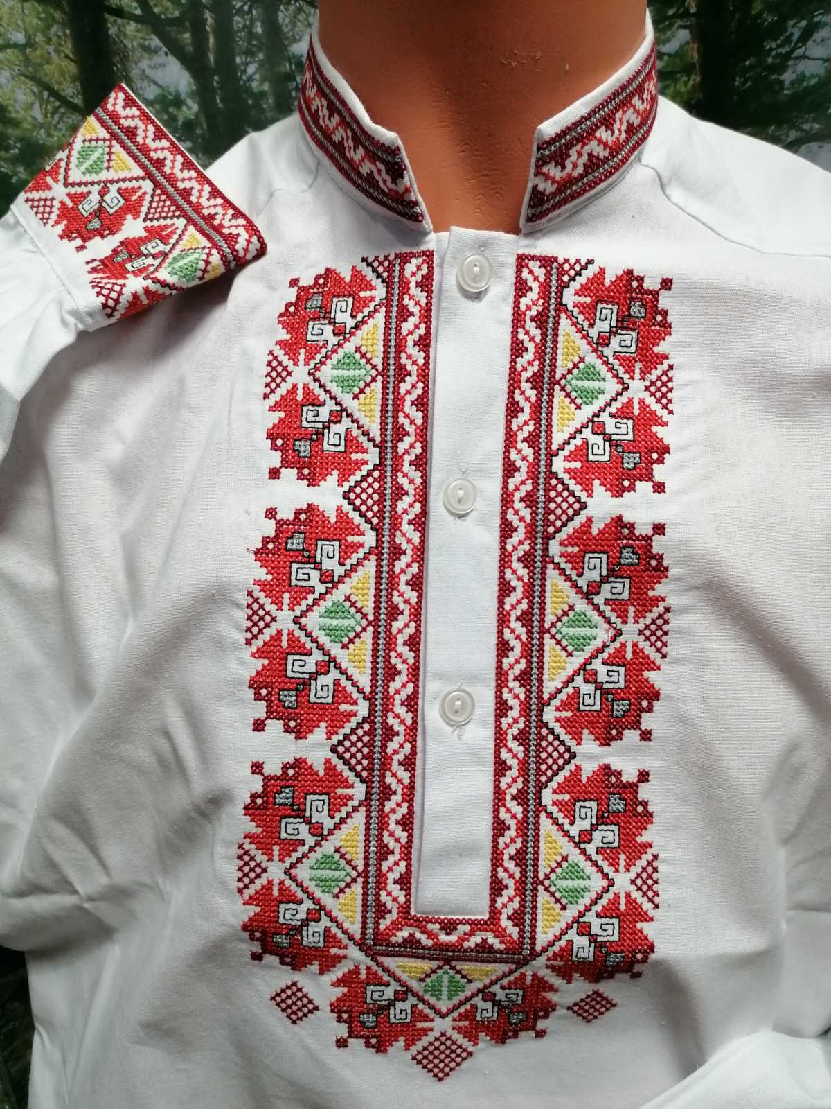 2617  Бяла мъжка бродирана риза