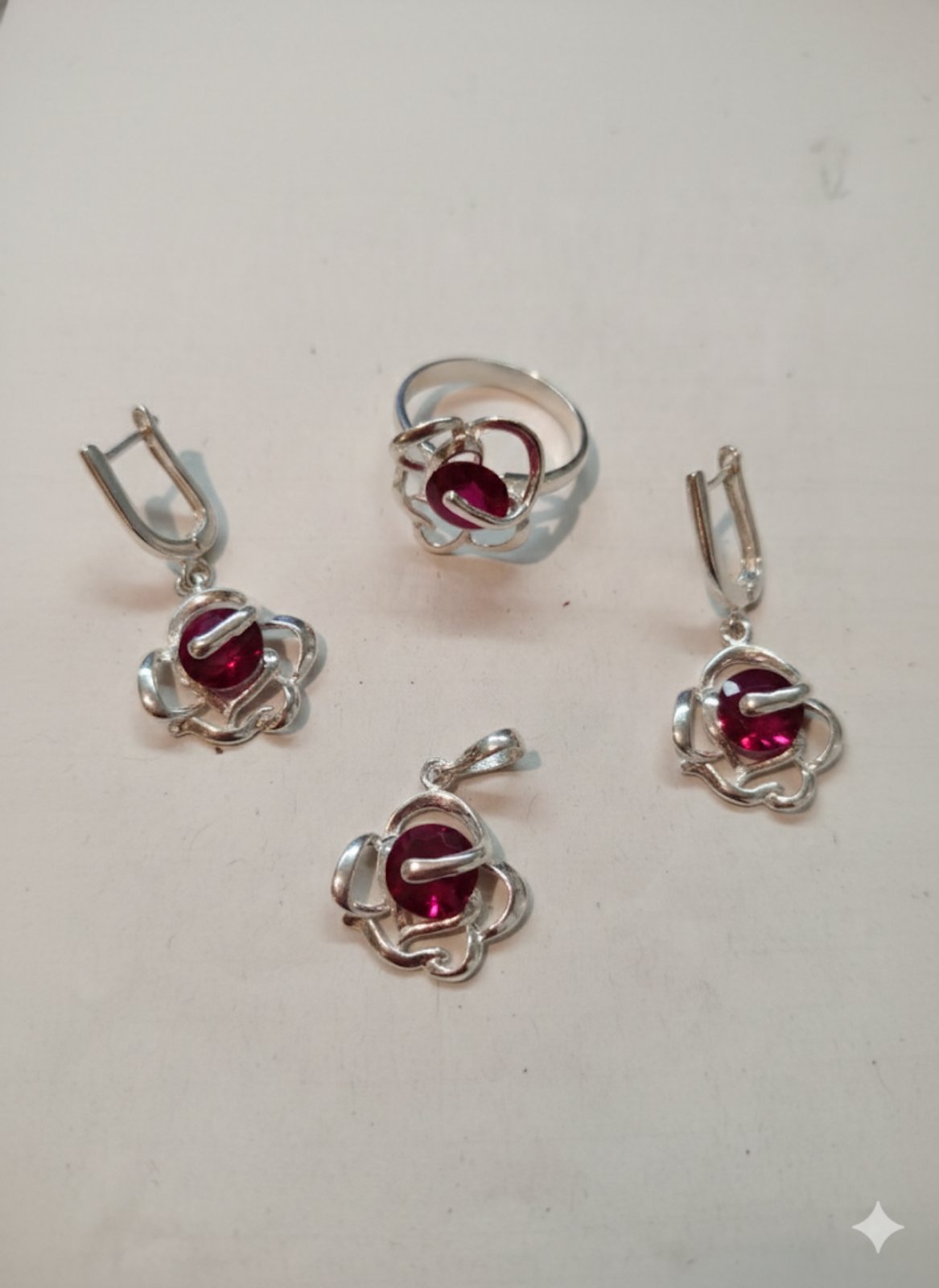 K 1845 / 491 Сребърни бижута с камък рубин. Сребро и рубин