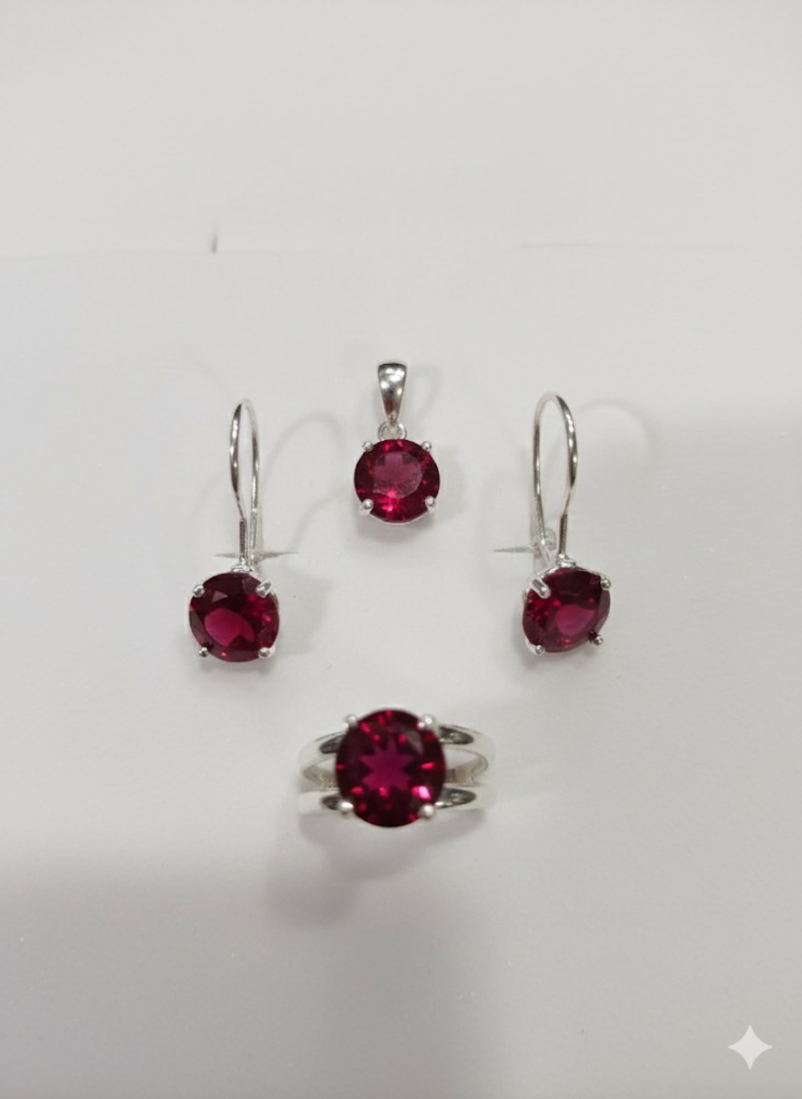 K 1935 / 491 Сребърни бижута с камък рубин. Сребро и рубин
