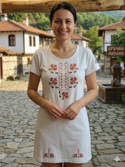 Дамска туника в бяло с бродирана шевица