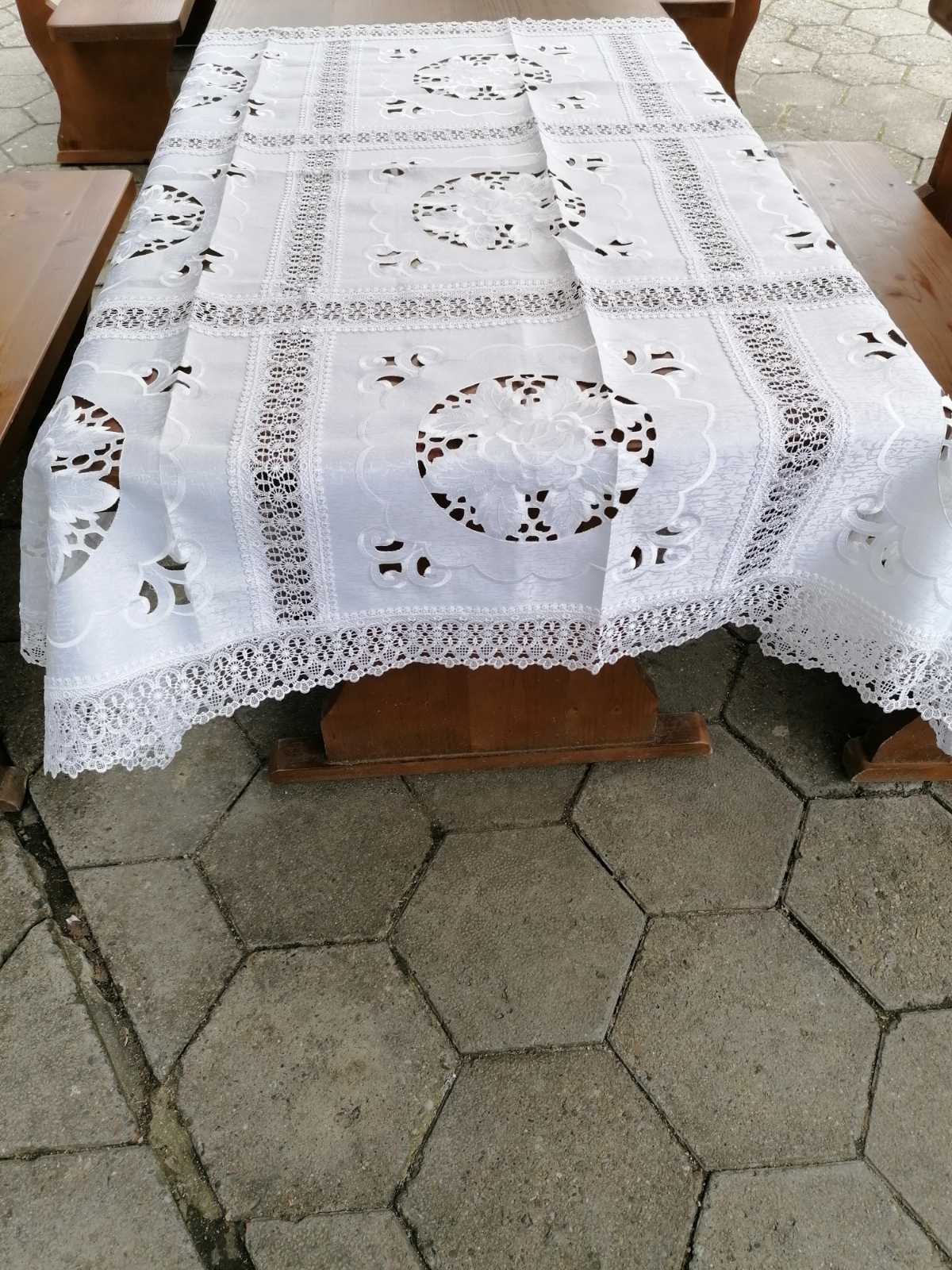 8342 Луксозна покривка за квадратна маса 150/150 в Бяло