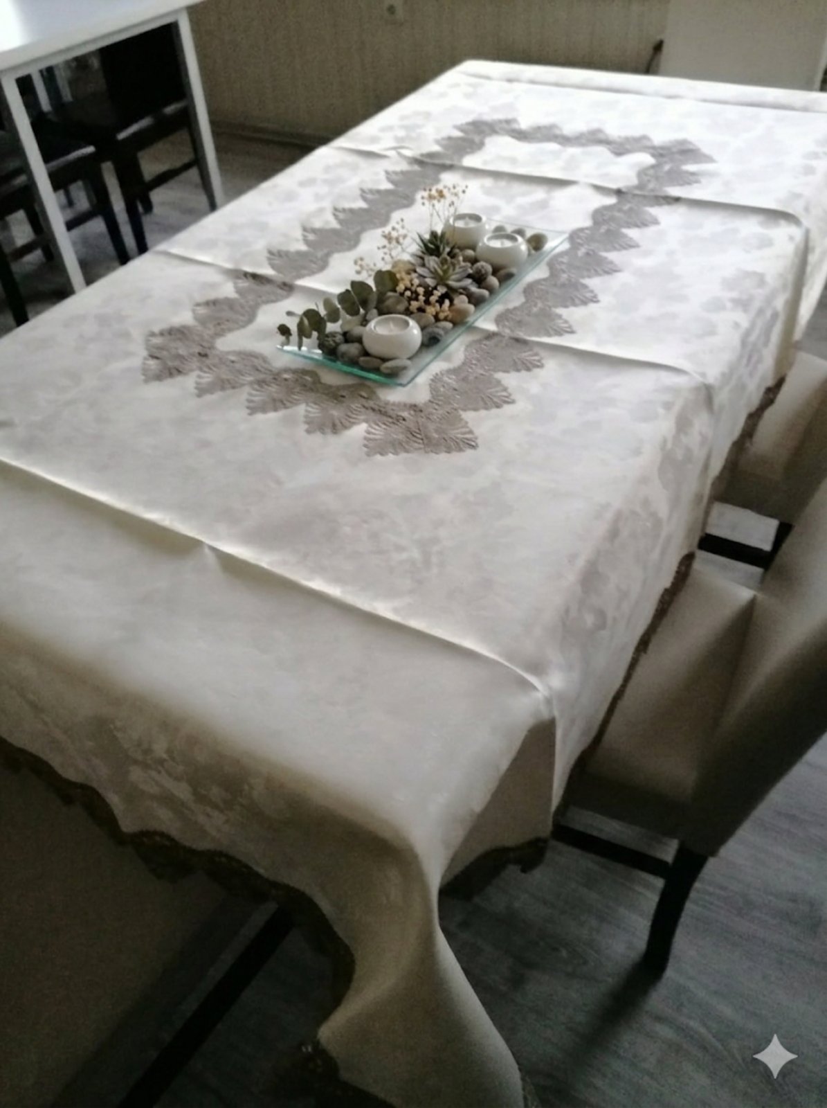 2401 Луксозна покривка за маса 150/220 Покривки за маса.