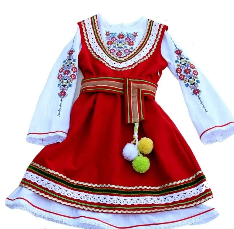 0033 Детска народна носия в червено