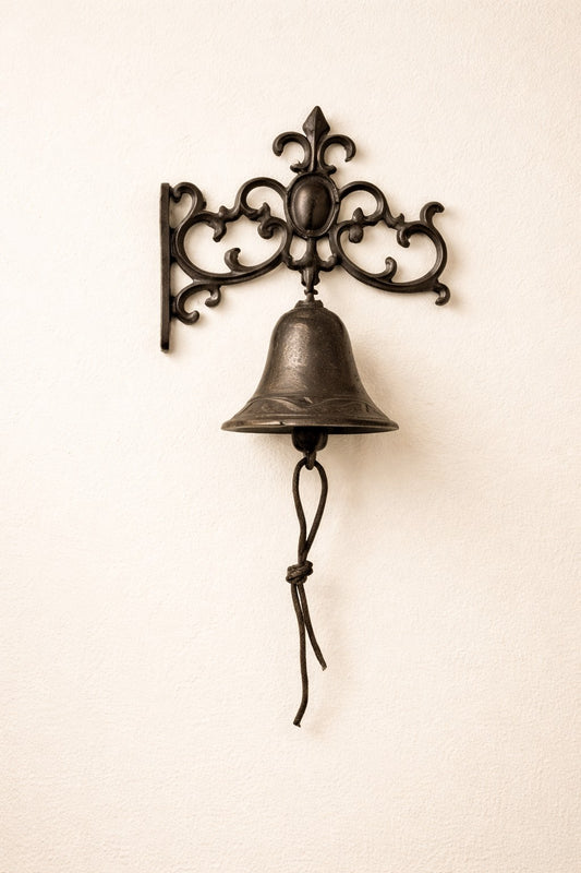 7-819-00721: Декоративна камбана от чугун, рустик кафява