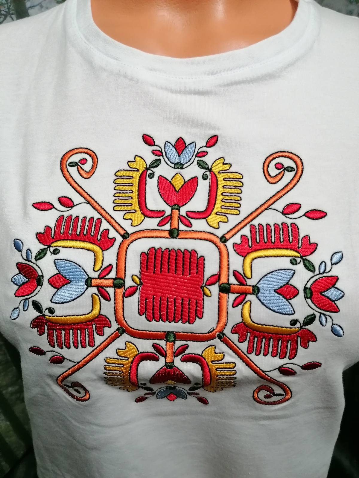 Дамска тениска с къс ръкав - бродирана