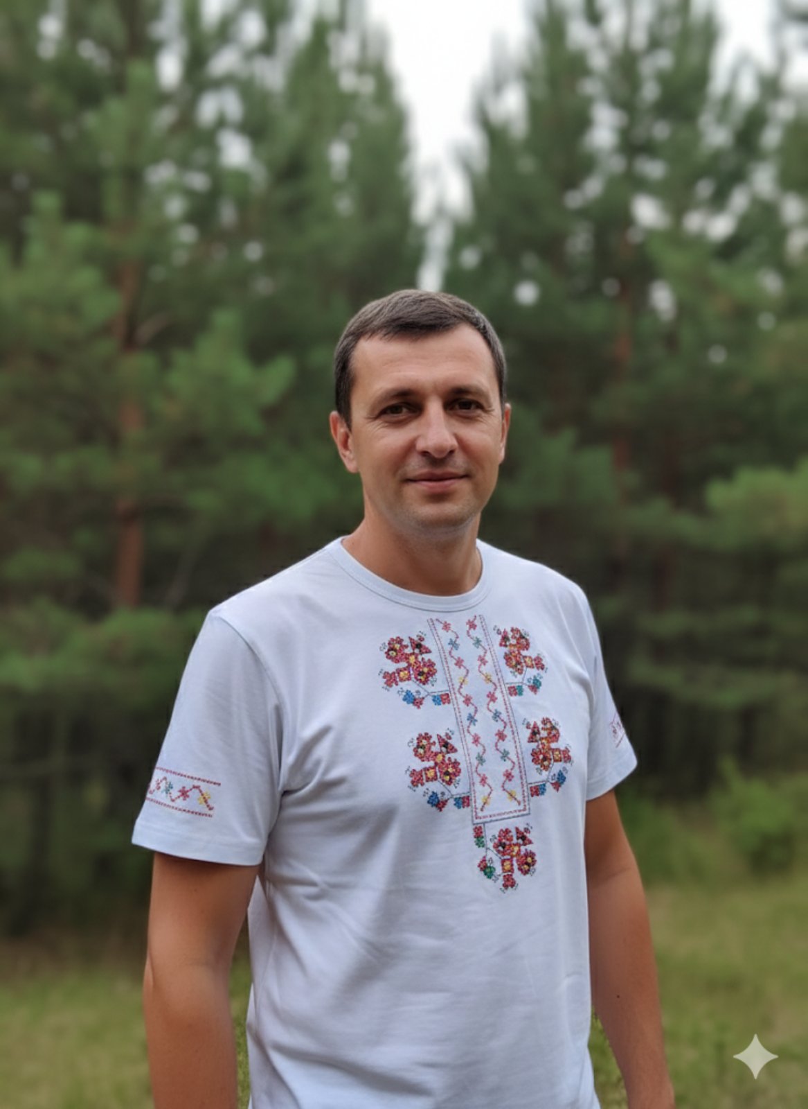 Мъжка бяла тениска с бродиран ръкав- Габровска шевица