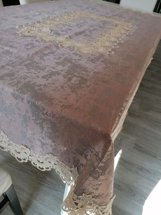 053 Луксозна покривка за маса 100/150 Цвят бежов.