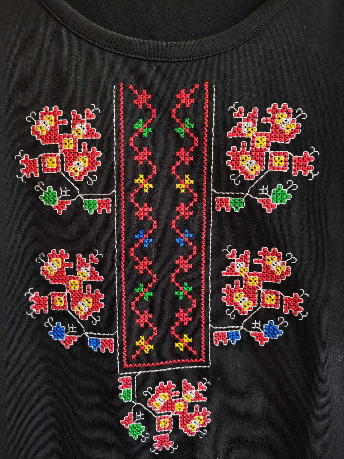 Дамска туника в черно с бродирана шевица