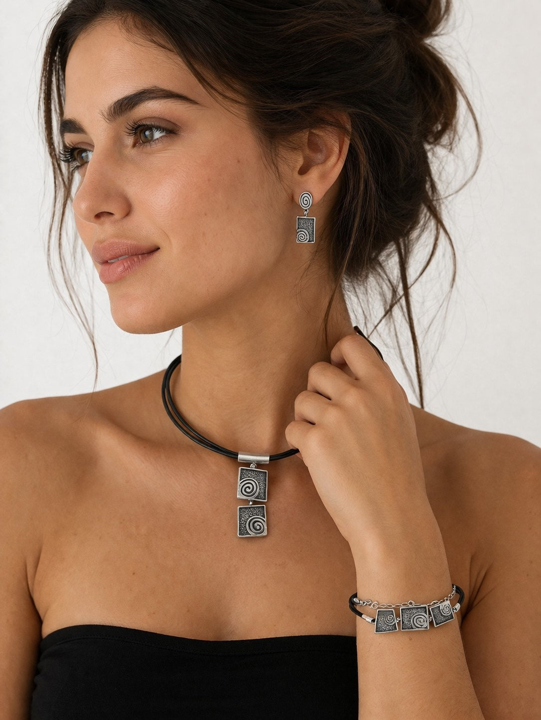 8000672 Сребърна бижутерия от България