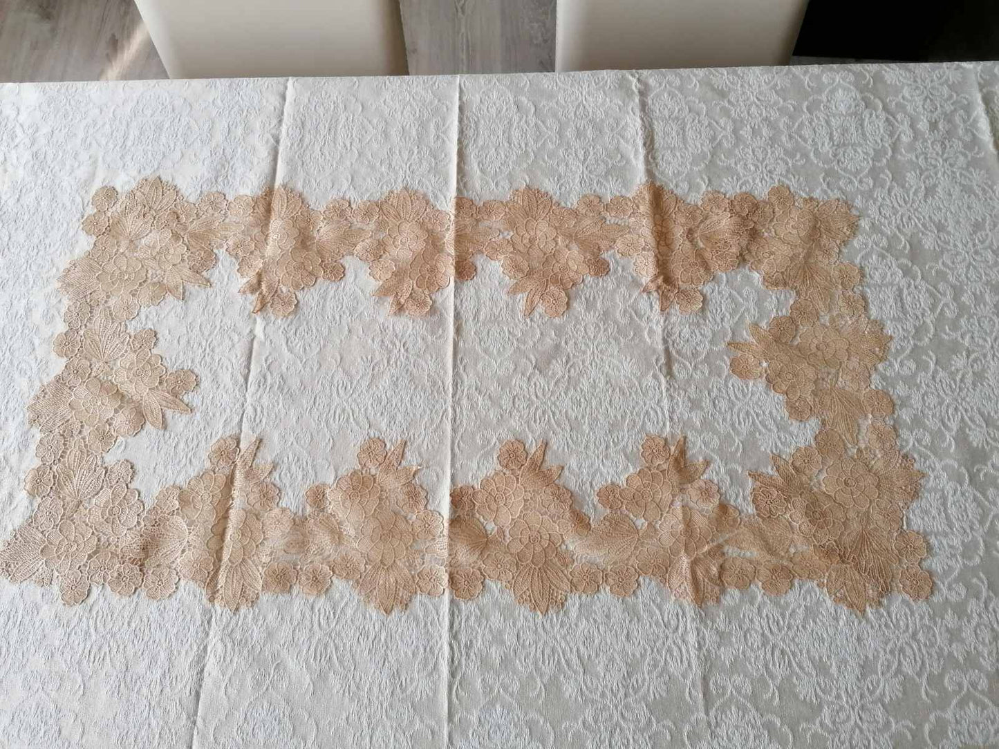 098 Луксозна покривка за маса 130/180