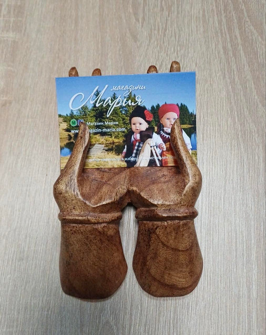 7101666 Две ръце поставка за визитки от дърво