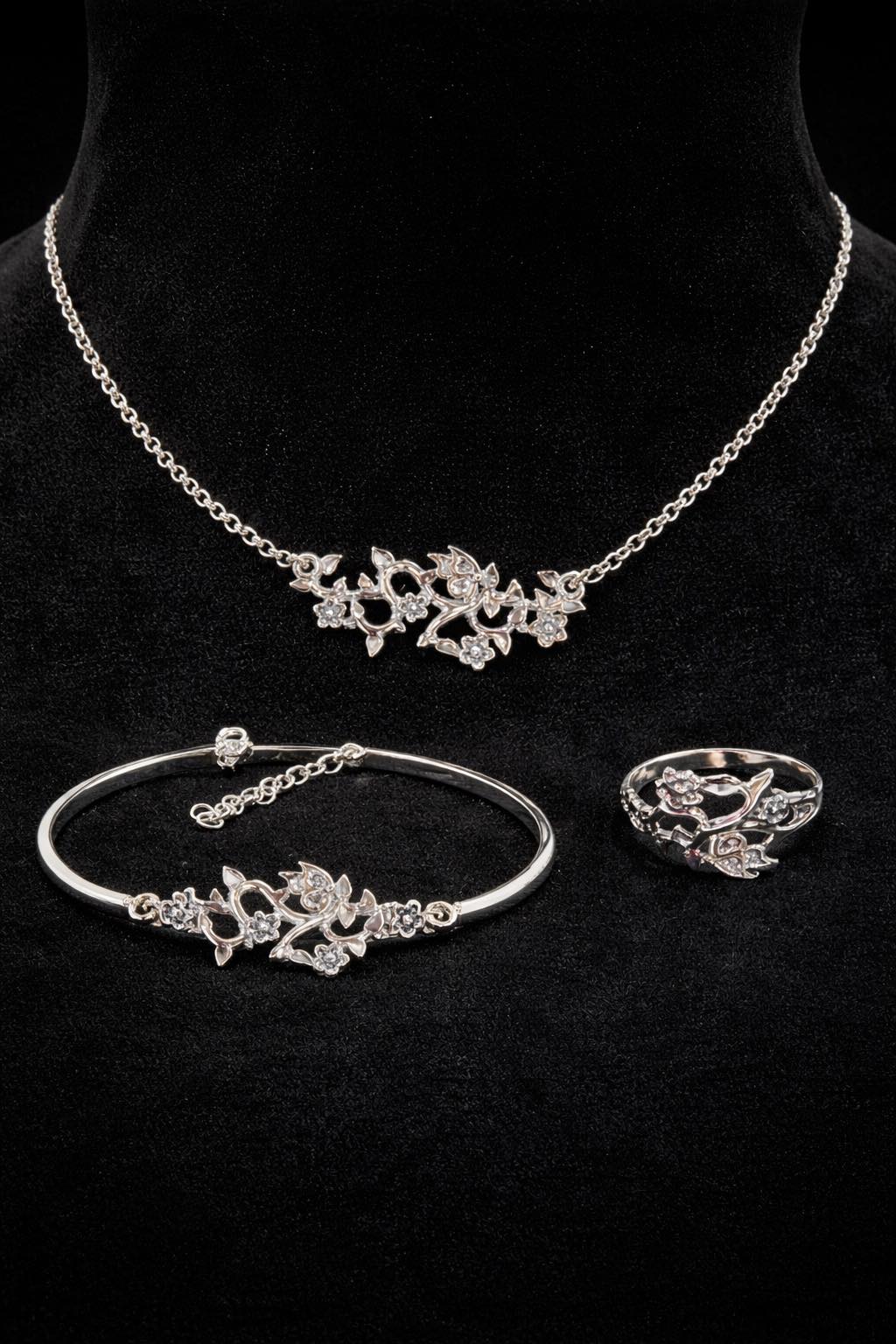 8000627 Сребърна бижутерия от България