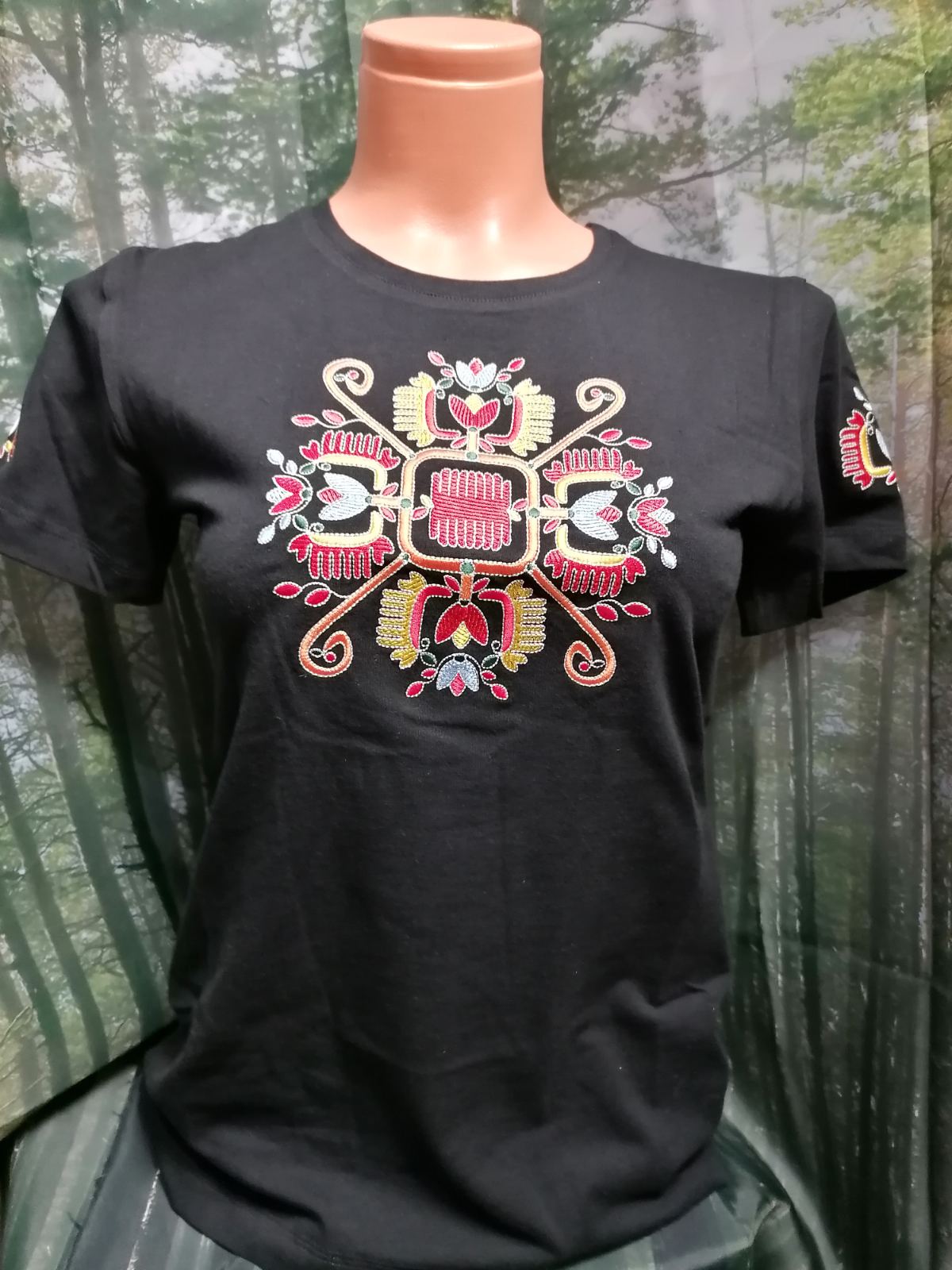 Women's T-shirt with short sleeves - embroidered