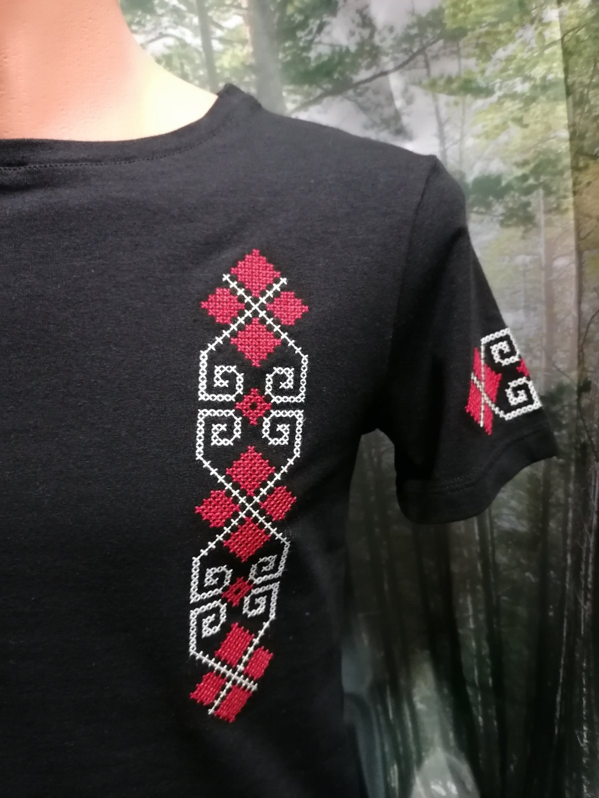 Мъжка тениска с шевица „Сила“