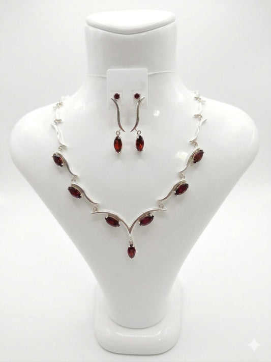 8000594 Сребърни бижута с камък рубин. Сребро с камък рубин