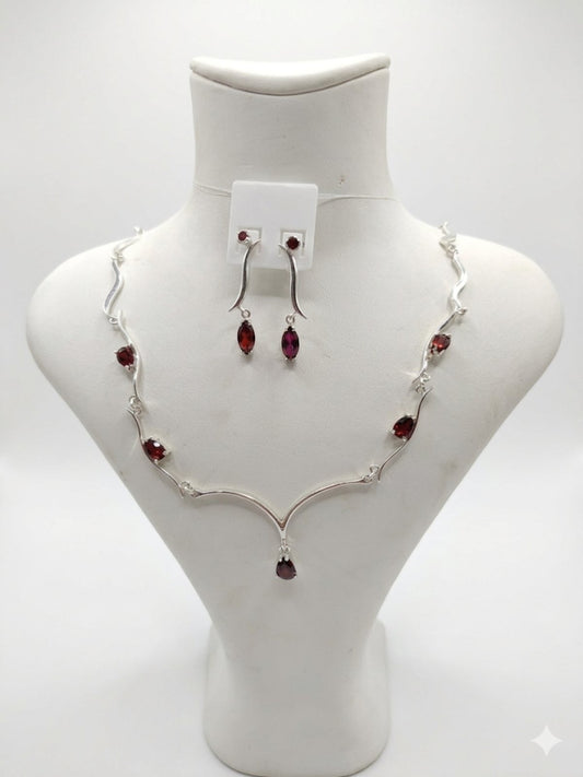 8000602 Сребърни бижута с камък рубин. Сребро с камък рубин
