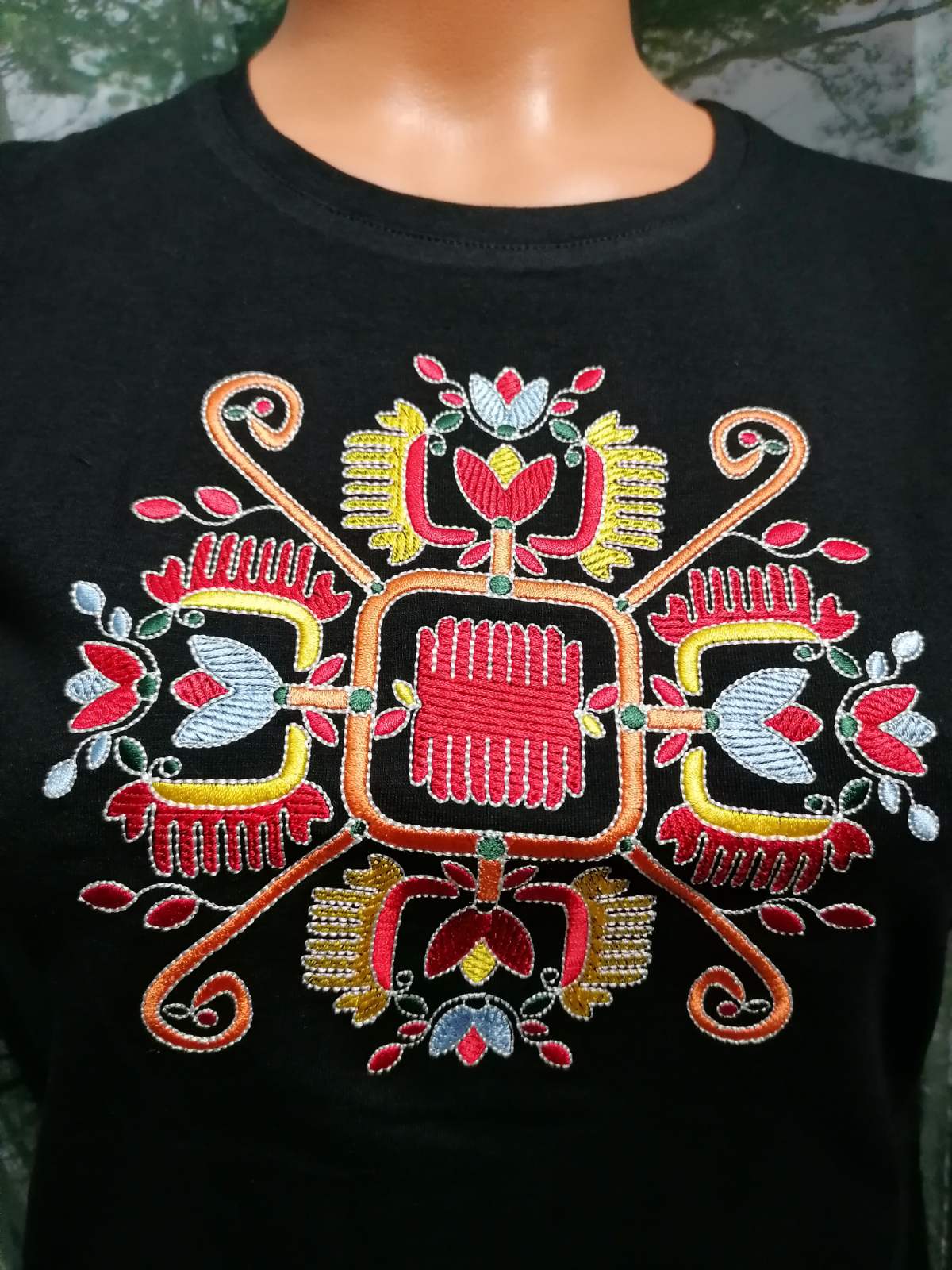 Women's T-shirt with short sleeves - embroidered