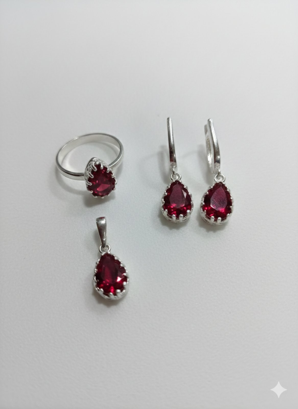 K 2949 / 491 Сребърни бижута с камък рубин. Сребро с рубин
