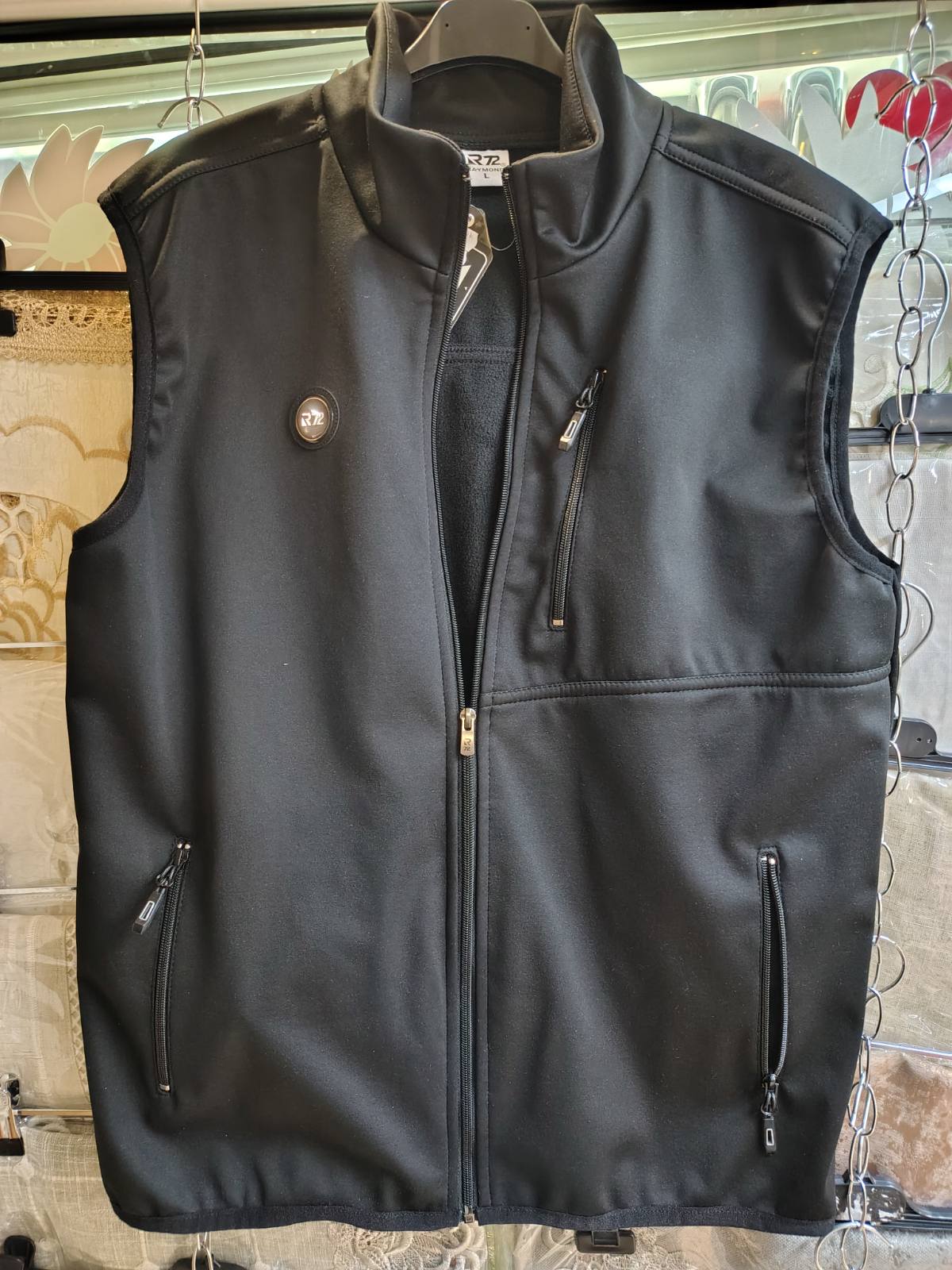 1020 Мъжки елек  – черен софтшел модел с яка и стилна визия