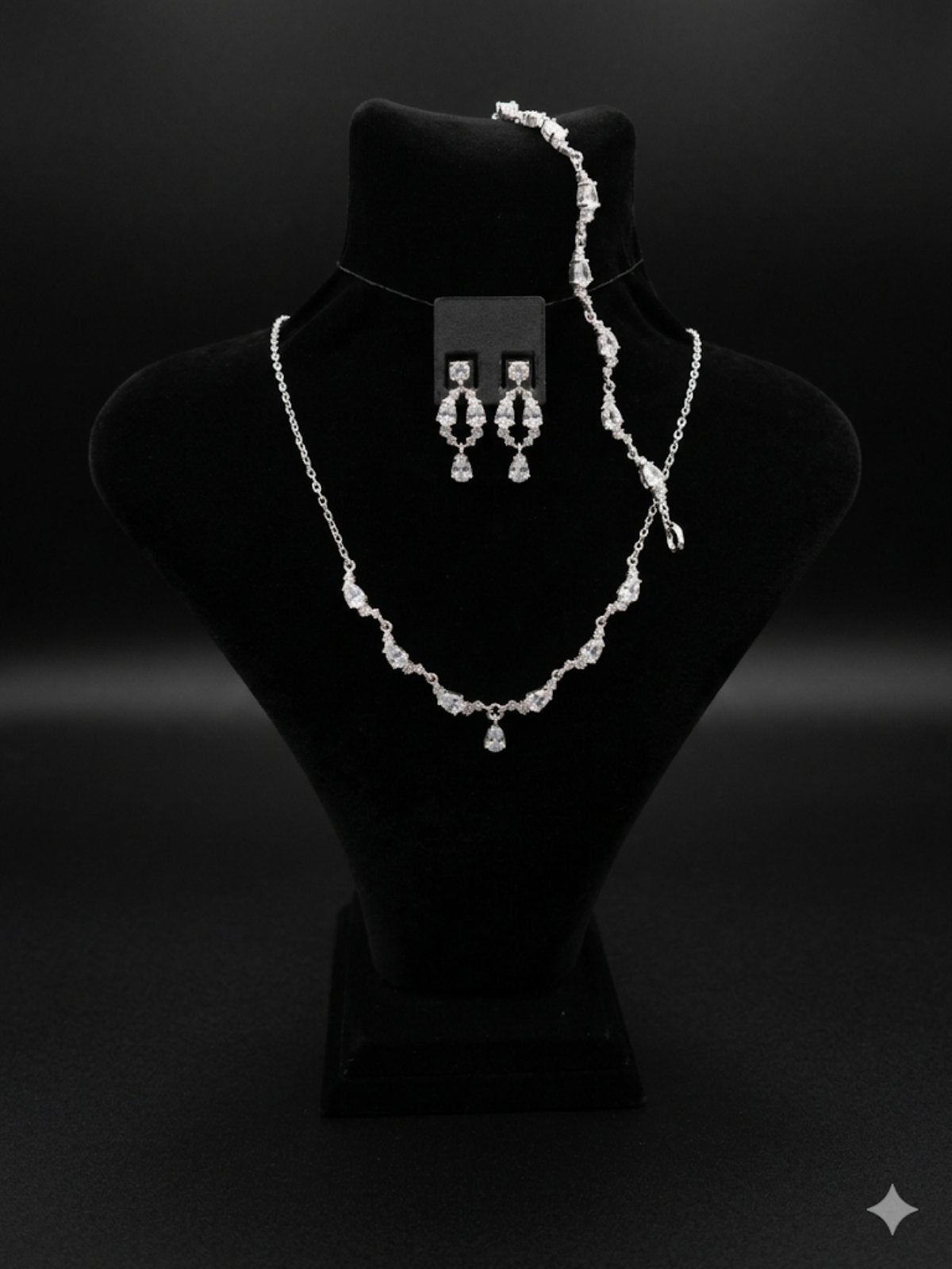 8000611 Сребърна бижутерия от България