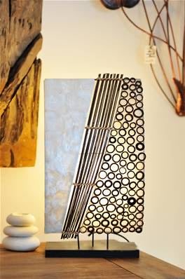 7109491 Настолна лампа от седеф и бамбук. Леко заоблен профил.