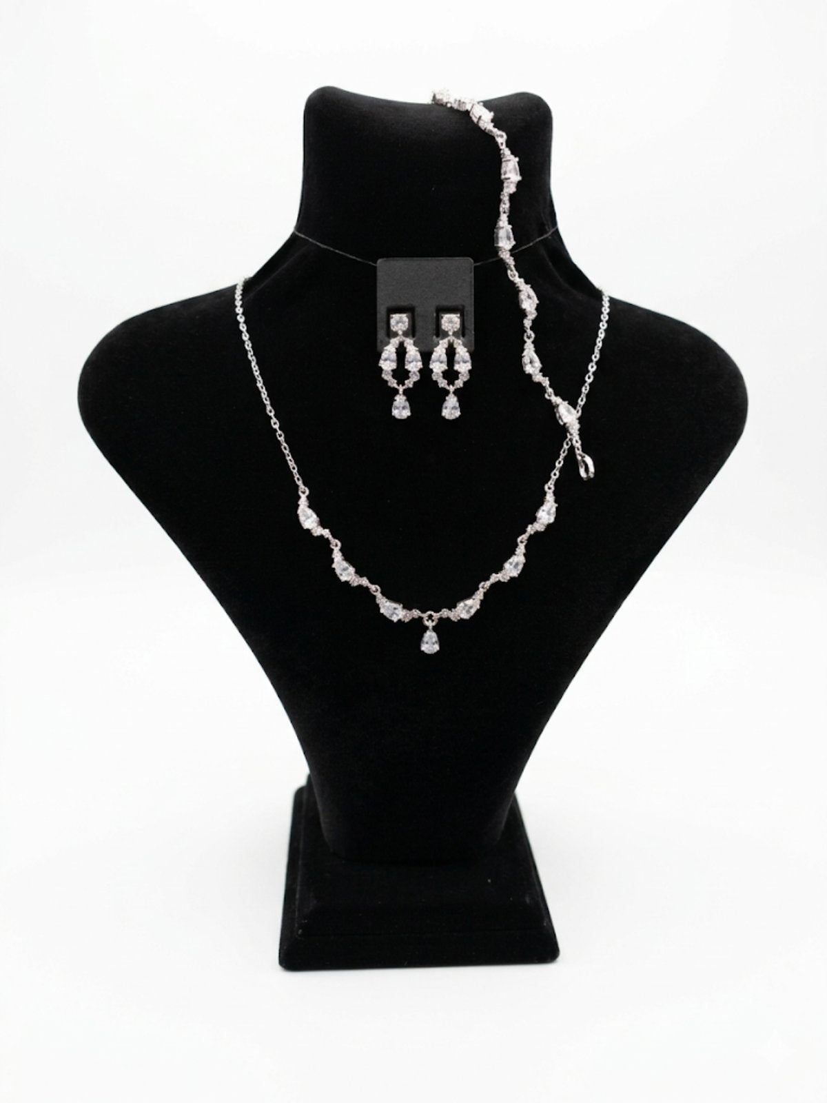 8000611 Сребърна бижутерия от България