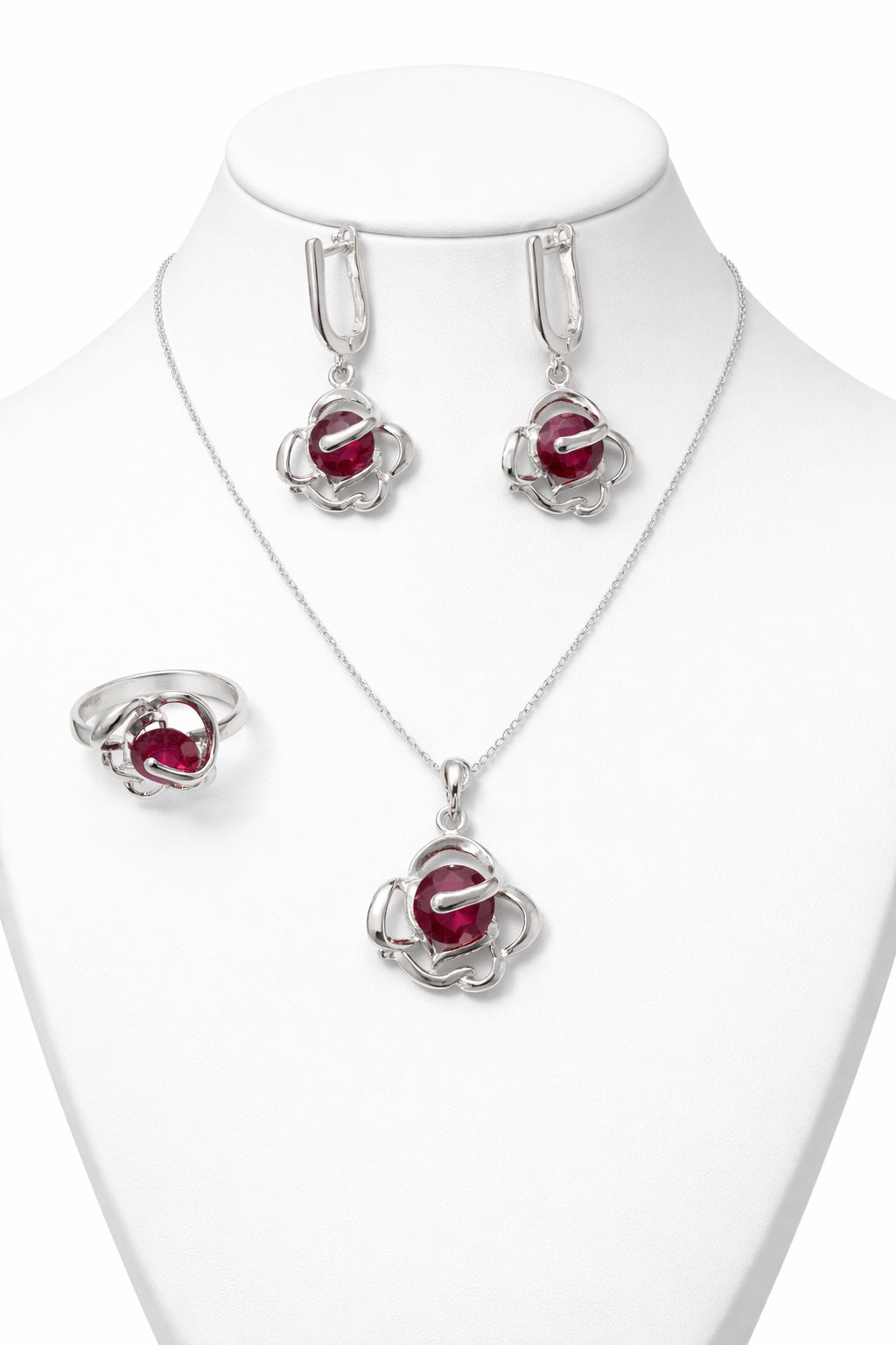 K 1845 / 491 Сребърни бижута с камък рубин. Сребро и рубин