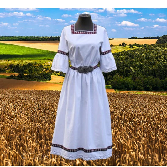 24901 Дамска народна рокля с шевици и пафти