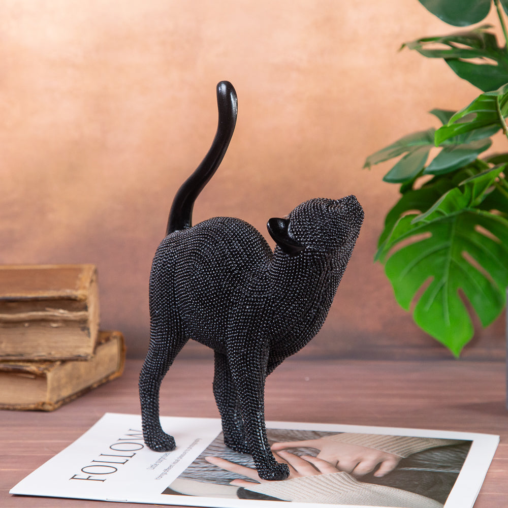 81033190 Декоративна статуетка - Котка с камъни /А