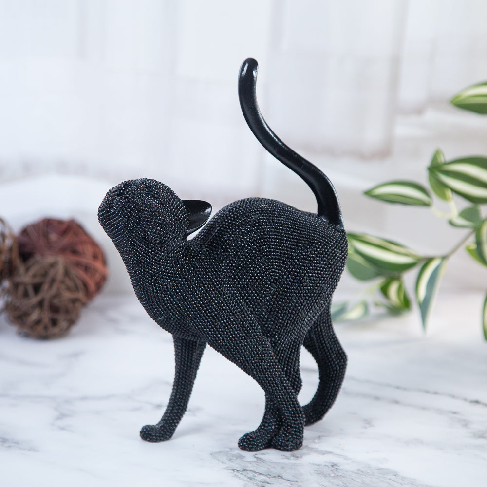 81033190 Декоративна статуетка - Котка с камъни /А