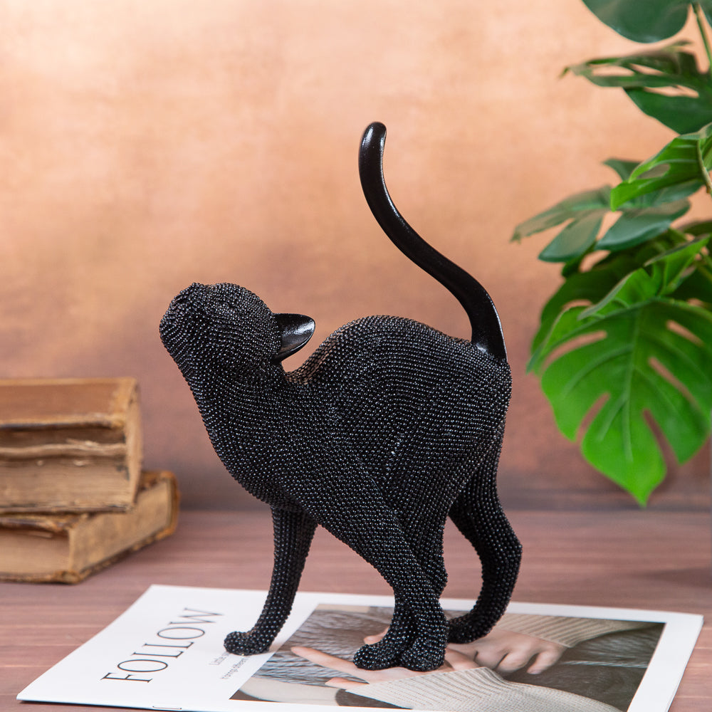 81033190 Декоративна статуетка - Котка с камъни /А