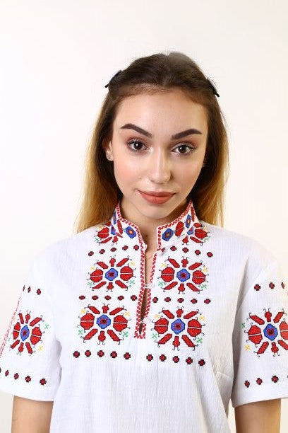 Women's Thracian shirt with short sleeves - embroidered