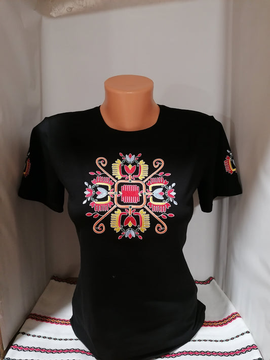 Women's T-shirt with short sleeves - embroidered