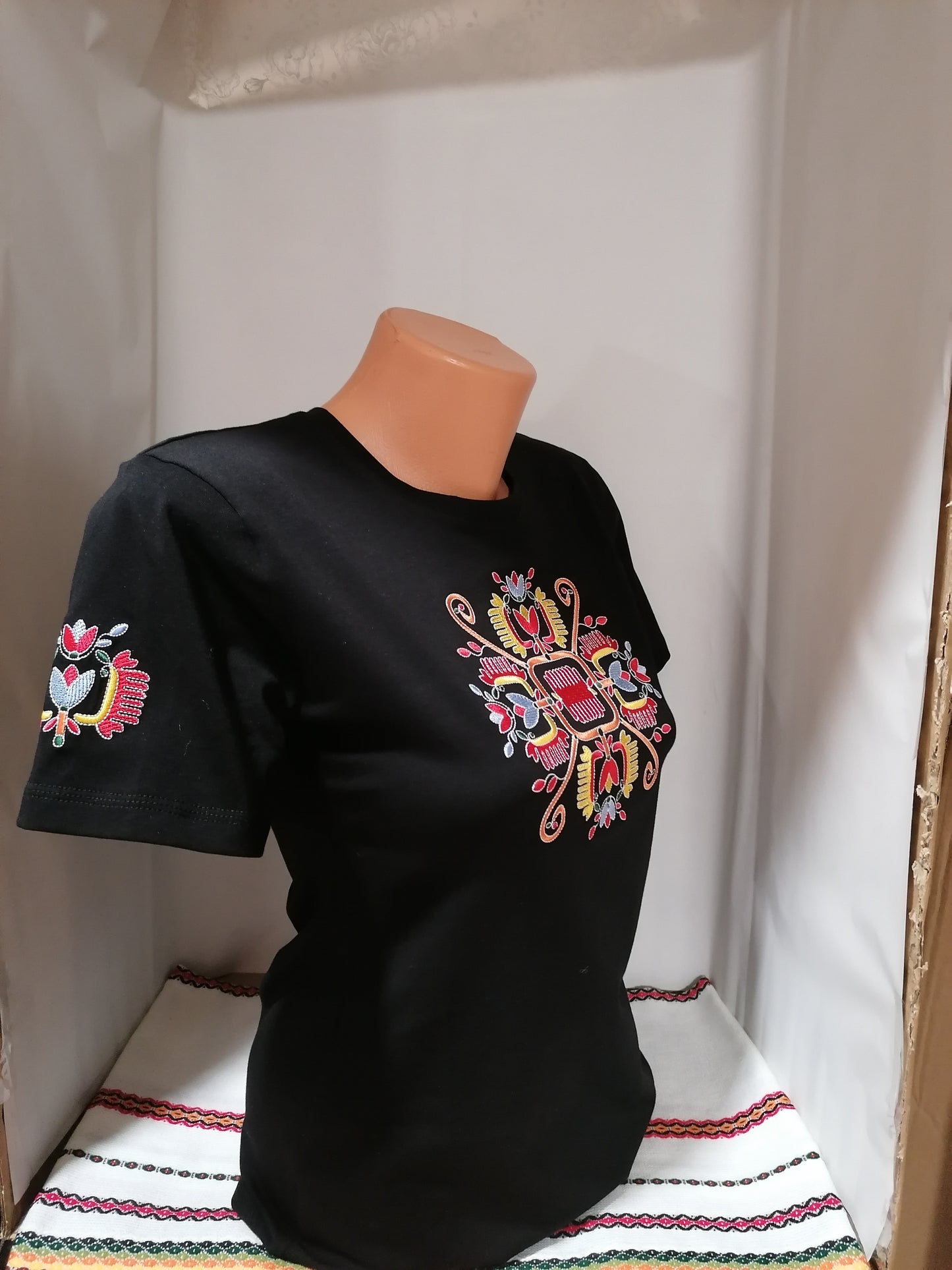 Women's T-shirt with short sleeves - embroidered